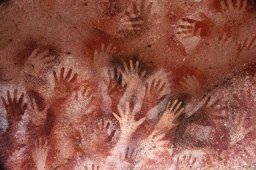 Manos impresas en las paredes de la Cueva de las Manos, en la Patagonia