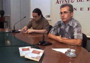 M�ndez Gu�dez (izquierda) durante la presentaci�n