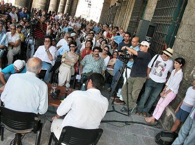 Saramago (de espaldas, a la izquierda) presenta El evangelio seg�n Jesucristo en La Habana Vieja