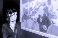 Anne Liese Schemke, directora del Maha, con una de las obras de Ricardo Fl�rez