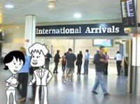 Tim y Helen, protagonistas de The flatmates, visitan un aeropuerto en el primer cap�tulo