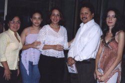 Elsa Sanguino, poeta venezolana, Ana Berta L�pez (de blanco) con su hija Constanza, el c�nsul de Venezuela en C�cuta, licenciado Edith Guerrero Lugo, y Ana Lola L�pez