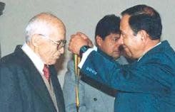 Hugo Roncal al ser investido de la Medalla al M�rito Cultural, hace menos de un mes