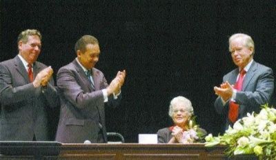 La periodista y escritora Mar�a Ugarte recibe los aplausos del Secretario de Cultura, Jos� Rafael Lantigua, del presidente de la Fundaci�n Corripio, empresario Jos� L. Corripio Estrada, y del director ejecutivo de la Fundaci�n, el maestro Jacinto Gimbernard Pellerano.