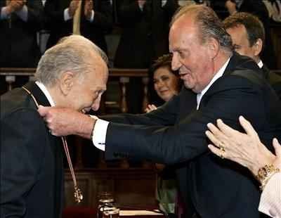 Sergio Pitol recibe el premio Cervantes 2005 de manos del rey Juan Carlos de Espa�a