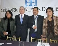 Doris Moromisato, Jorge Vi�uela, Juan Carlos Mathews y Gladys D�az en la presentaci�n de la feria