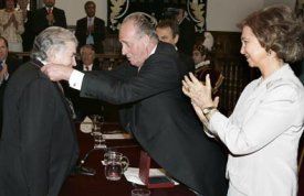 Antonio Gamoneda recibe el premio Cervantes de manos del Rey de Espa&ntilde;a
