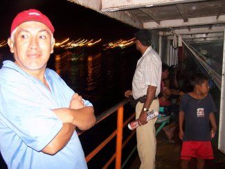 Las &uacute;ltimas luces de Iquitos empiezan a desaparecer tragadas por el r&iacute;o m&aacute;s largo del mundo, cuando la motonave Linares I se aleja aguas arriba