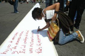 Poema gigante en el Z&oacute;calo de M&eacute;xico