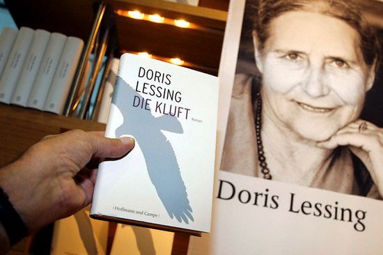 Un lector sostiene un libro de Doris Lessing. Foto: Marijan Murat