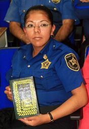 Polic&iacute;a de Nezahualc&oacute;yotl sostiene un ejemplar de &ldquo;Cien a&ntilde;os de soledad&rdquo;, de Gabriel Garc&iacute;a M&aacute;rquez (foto: La Jornada)
