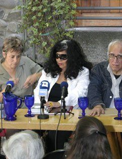 Carmen Berenguer (al centro), con Soledad Bianchi y Carlos Monsiv&aacute;is