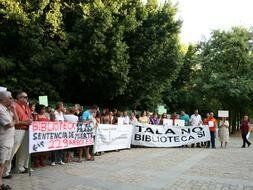 Protestas contra la Biblioteca del Prado (Sevilla, Espa&ntilde;a)
