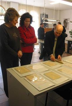 Al centro, la nuera de Hern&aacute;ndez supervisa manuscritos restaurados