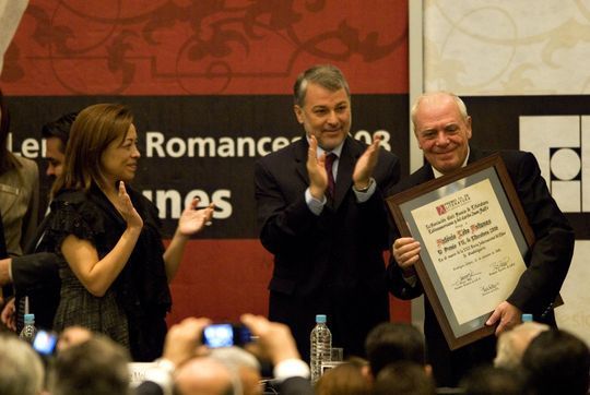 Lobo Antunes (derecha) sostiene en sus manos la placa del premio FIL, acompa&ntilde;ado por el gobernador de Jalisco, Emilio Gonz&aacute;lez M&aacute;rquez (centro) y la secretaria de Educaci&oacute;n, Josefina V&aacute;zquez Mota (izquierda). Foto: FIL Guadalajara / Michel Amado Carpio