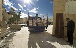 Operarios descargan cajas en la Fundaci&oacute;n Miguel Hern&aacute;ndez