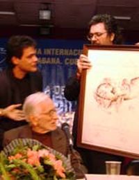 Luis Marr&eacute;, sentado; a la izquierda, el ministro Abel Prieto; a la derecha, el pintor Jos&eacute; Luis Fari&ntilde;as