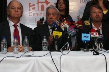 Enrique Krauze, Mario Vargas Llosa y Jorge Casta&ntilde;eda