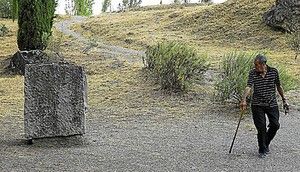 El monolito que marca el lugar donde se supone est&aacute;n sepultados los restos de Federico Garc&iacute;a Lorca