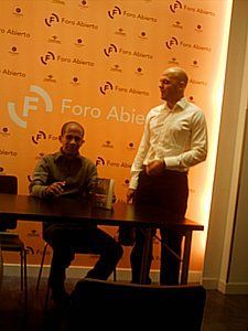 Edgar Borges y el actor Pablo Rosal&iacute;a interpretando a Poe