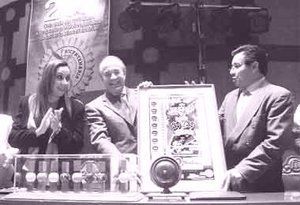 La Loter&iacute;a Nacional entreg&oacute; al pueblo chiapaneco y a la familia de Sabines una copia ampliada del billete conmemorativo