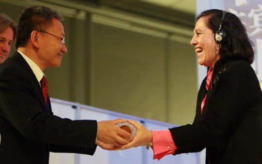 Wu Shulin, jefe adjunto de la Administraci&oacute;n General de Prensa y Publicaciones de China, pasa el manuscrito del Invitado de Honor a Magdalena Faillace, embajadora de Argentina en Alemania