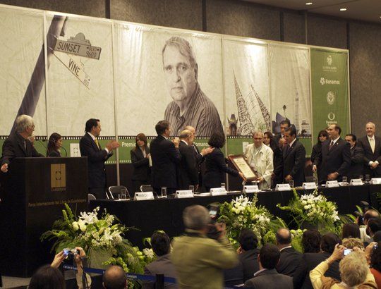 Entrega del Premio FIL de Literatura 2009 en Lenguas Romances al escritor venezolano Rafael Cadenas