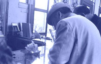 Pablo Neruda inclinado sobre el mostrador de una tienda de caracolas, en 1966