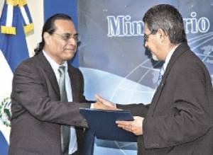 Isa&iacute;as Mata (izquierda), presidente de Adapes, y Carlos Castaneda, vicecanciller de Relaciones Exteriores de El Salvador