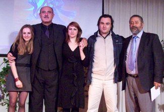 De izq. a der., Alba Azucena Ram&iacute;rez (3r premio), Francisco Garc&iacute;a Portillo (presentador del acto), Luisa Pastor (2&ordm; premio), Francisco Ruiz-Ruiz de Le&oacute;n (1r premio) y Francisco Torrecillas, director del IES Mart&iacute;n Garc&iacute;a Ramos y organizador del Certamen de Declamaci&oacute;n (foto: &Aacute;lvaro Gim&eacute;nez)