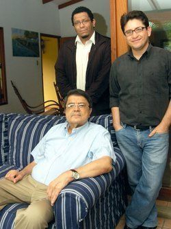 Sergio Ram&iacute;rez (sentado) con Ulises Ju&aacute;rez y Francisco Ruiz Udiel, editor y jefe de redacci&oacute;n, respectivamente, de &ldquo;El Hilo Azul&rdquo;
