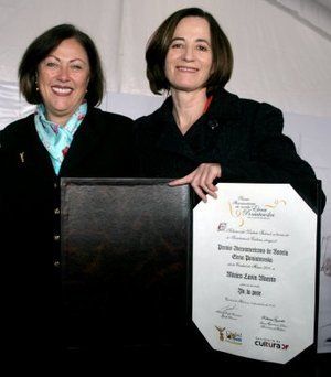 Elena Cepeda de Le&oacute;n (izq.), secretaria de Cultura del Distrito Federal, y M&oacute;nica Lav&iacute;n (der), ganadora del Premio Iberoamericano de Novela Elena Poniatowska. Foto de Alejandro Amezcua