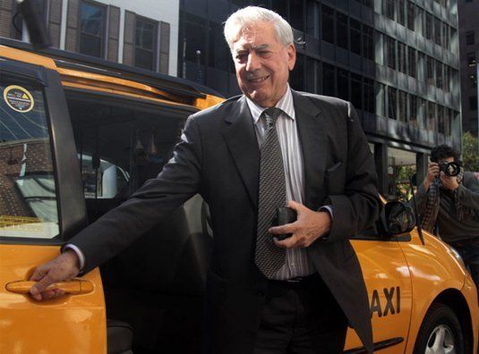 Mario Vargas Llosa en Nueva York, poco despu&eacute;s del anuncio del Premio Nobel