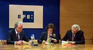 Jos&eacute; Vega, Carmen Cafarell y &Aacute;lex Grijelmo