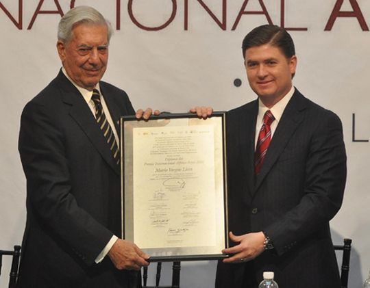 Mario Vargas Llosa y Rodrigo Medina
