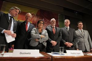 De izquierda a derecha, Juergen Boos, presidente de la Feria del Libro de Frankfurt; Edmund Duckwitz, embajador de Alemania en M&eacute;xico; Nubia Mac&iacute;as, directora general de la FIL Guadalajara; Ra&uacute;l Padilla, presidente de la FIL Guadalajara; Folco N&auml;ther, director del Goethe-Institut M&eacute;xico, y Peter Stegemann. Fotograf&iacute;a: Ruth Hommelsheim