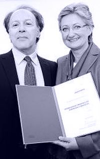 Javier Mar&iacute;as recibe el premio de manos de la ministra austr&iacute;aca de Cultura, Claudia Schmied