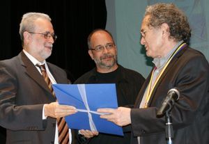 El escritor argentino Ricardo Piglia (derecha) recibe el galard&oacute;n de manos del presidente del Celarg, Roberto Hern&aacute;ndez Montoya (izquierda), y del ministro de Cultura, Pedro Calzadilla