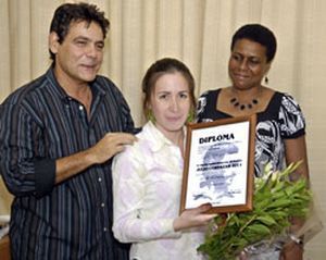 Legna Rodr&iacute;guez junto a Zuleica Romay, presidenta del Instituto Cubano del Libro, y el escritor Edel Morales