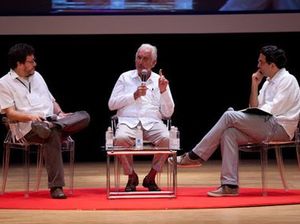 De izquierda a derecha, Santiago Gamboa, Carlos Fuentes y Juan Gabriel V&aacute;squez