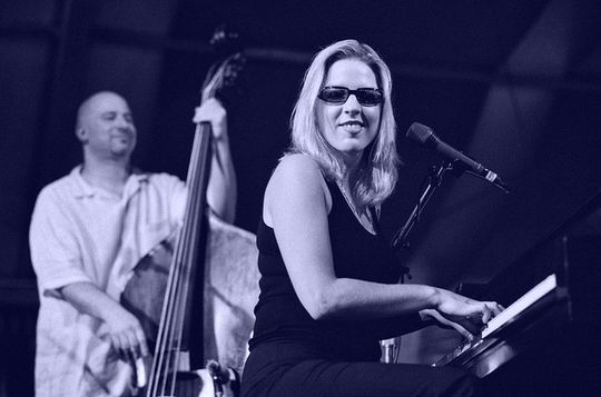 Diana Krall en el Festival de Jazz de Nueva Orleans 2000. Fotograf&iacute;a: Skip Bolen