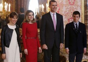 De izquierda a derecha, Colombina Parra &mdash;hija del Antipoeta&mdash;, los pr&iacute;ncipes Felipe y Letizia y Crist&oacute;bal Ugarte, hijo de la primera y nieto de Nicanor Parra