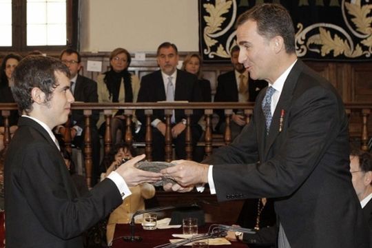 Crist&oacute;bal Ugarte recibe el Premio Cervantes en nombre de su abuelo, Nicanor Parra, de manos del pr&iacute;ncipe de Asturias, Felipe de Borb&oacute;n