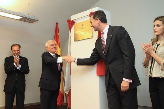 De izquierda a derecha: Jes&uacute;s Gracia, secretario de Estado de Cooperaci&oacute;n Internacional e Iberoam&eacute;rica, acompa&ntilde;a a V&iacute;ctor Garc&iacute;a de la Concha, director del Instituto Cervantes; y los Pr&iacute;ncipes de Asturias, durante la inauguraci&oacute;n del centro