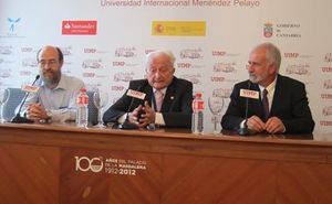 Joaqu&iacute;n Hierro, hijo del poeta; Carlos Gal&aacute;n, director del foro; y el acad&eacute;mico Salvador Guti&eacute;rrez