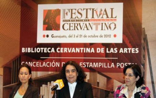 De izquierda a derecha, Lidia Camacho, Consuelo S&aacute;izar y Patricia Cravioto durante la cancelaci&oacute;n del sello conmemorativo del FIC