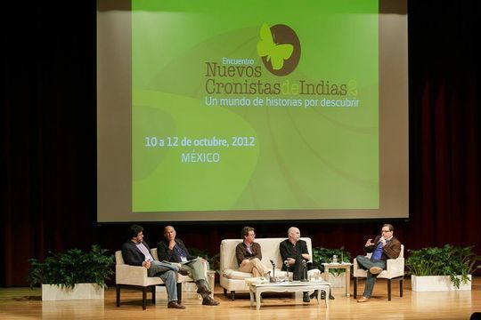 De izquierda a derecha, Santiago Gamboa, Edgardo Rodr&iacute;guez Juli&aacute;, Mario Jursich, Mart&iacute;n Caparr&oacute;s y Ricardo Cayuela, durante el coloquio "El viaje de la cr&oacute;nica lationamericana: del relato de lo ex&oacute;tico a la inmersi&oacute;n en las ciudades", el mi&eacute;rcoles 10
