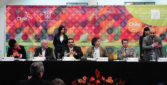 De izquierda a derecha, Nubia Mac&iacute;as, directora general de la FIL Guadalajara; Ra&uacute;l Padilla, presidente de la FIL Guadalajara; Marco Antonio Cort&eacute;s, rector general de la Universidad de Guadalajara; Beltr&aacute;n Mena, comisario de Chile; Pablo Arredondo, rector del CUCSH y coordinador del programa acad&eacute;mico de la FIL, e Igor Lozada, secretario de Vinculaci&oacute;n y Difusi&oacute;n Cultural del CUAAD. Fotograf&iacute;a: Pedro Andr&eacute;s Barba