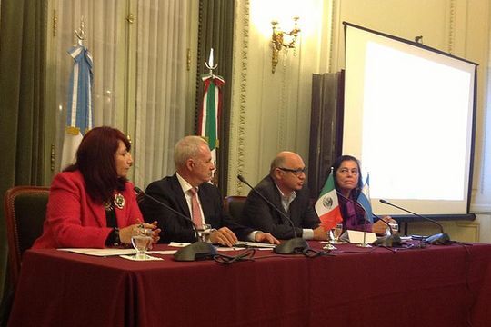 De izquierda a derecha: Marisol Schulz y Ra&uacute;l Padilla L&oacute;pez, directora y presidente de la FIL Guadalajara, respectivamente; H&eacute;ctor Timerman, canciller argentino y Magdalena M. Faillace, directora de Asuntos Culturales de la Canciller&iacute;a de Argentina