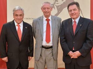 El presidente chileno, Sebasti&aacute;n Pi&ntilde;era, y el ministro de Cultura, Roberto Ampuero, durante la entrega del Premio Iberoamericano Pablo Neruda al poeta y ensayista cubano, Jos&eacute; K&oacute;zer